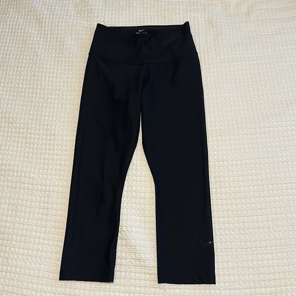 Women’s Nike Sculpt Victory Capri Leggings